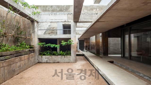 건물내 작가 작업실에서 전시실로 향하는 공간에는 화원 등을 조성해 생명력을 부여했다.