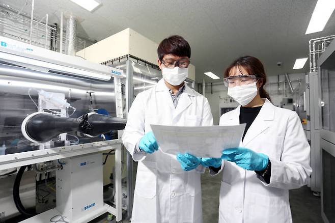 SK머티리얼즈 연구원들이 분석센터에서 반도체 공정에 사용하는 특수가스를 분석하고 있다.<사진=SK머티리얼즈>