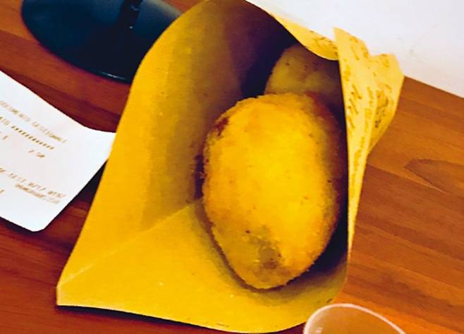 시칠리아를 대표하는 길거리 음식인 아란치니. 두 개에 3유로 정도다. 한 끼로도 손색없다.