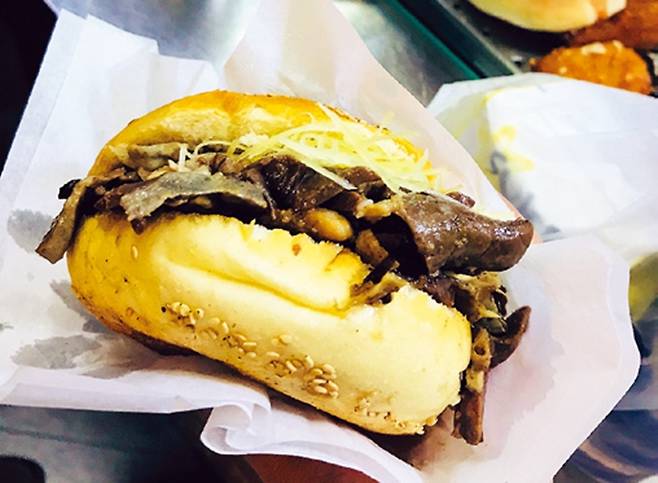 밀차는 시칠리아 길거리 음식 가운데 가장 맛있는 음식으로 꼽힌다. 삶은 소 내장을 시칠리아깨빵 사이에 듬뿍 넣어서 치즈와 함께 레몬즙을 뿌려 먹는다. 느끼함이 족발튀김에 뒤지지 않는다.