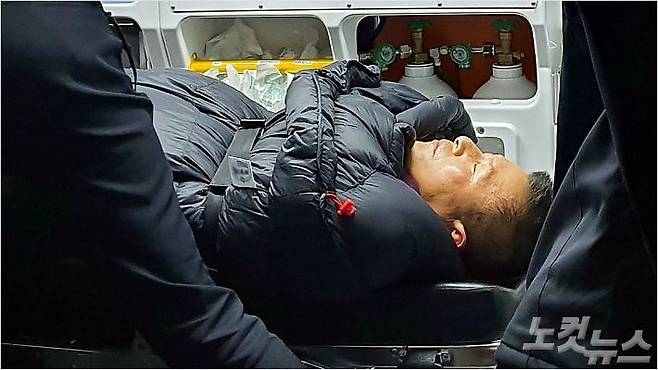 청와대 앞에서 8일째 단식하던 자유한국당 황교안 대표가 27일 밤 응급실로 이송되고 있는 모습.(사진=자유한국당 제공)