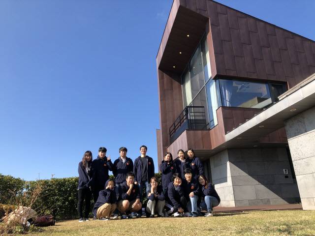 정지예(앞줄 왼쪽 세번째) 맘시터 대표가 직원들과 함께 회사 로고가 박힌 후드집업을 입고 단체 사진을 찍고 있다./사진제공=맘시터