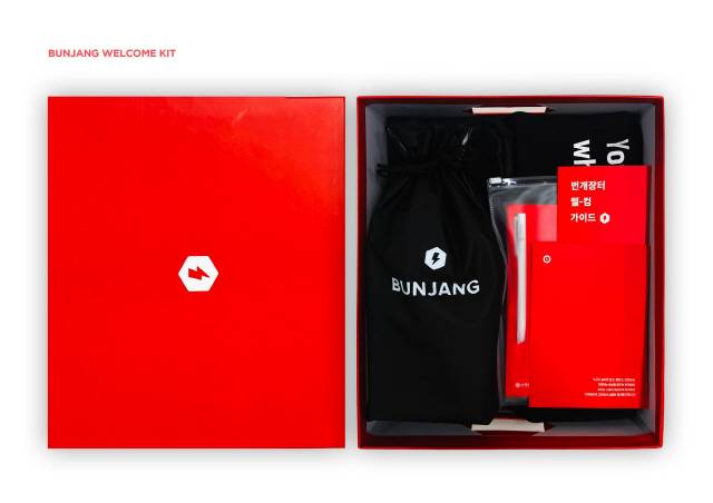 중고거래 플랫폼 번개장터의 웰컴키트. 이 키트에는 번개장터에서 인기리에 거래되는 인쇄소 스티커와 메모지 , 머그컵, 에코백, 컴퍼니 레고 등이 들어있다./사진제공=번개장터