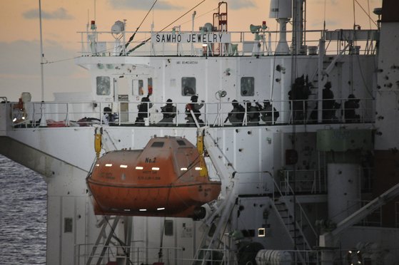 2011년 아덴만 여명작전 중 선교를 장악하는 해군 특전단 대원 [사진 해군 제공]