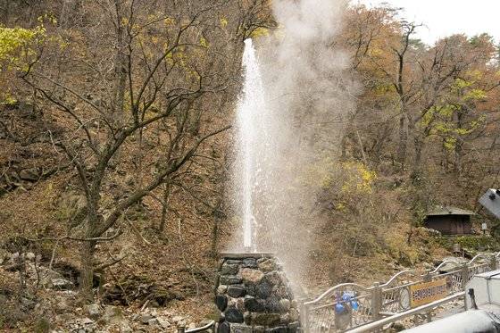 응봉산 덕구계곡의 원탕. 42.4도의 온천수가 문자 그대로 힘차게 솟구친다. 더운 김이 사방으로 퍼진다. 오른쪽 뒤편의 자그마한 당집이 산신각이다. 원탕이 마르지 않길 바라는 마음으로, 온천 직원들이 산신께 매달 제를 올린단다. 백종현 기자