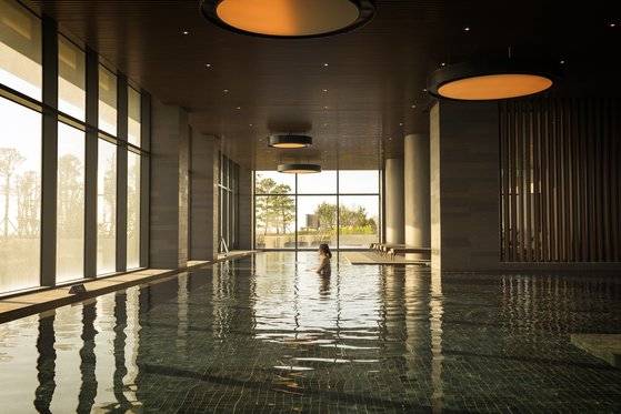 지하 3층 실내풀. 정오~오후 2시에 찾으면 온천을 독차지한 듯한 사진을 담을 수 있다. 백종현 기자