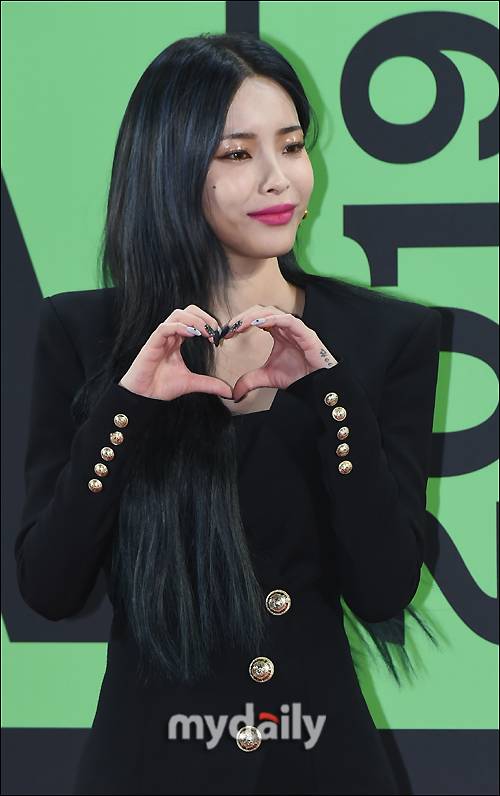 ▲  헤이즈 '올블랙 룩에 핫핑크 립 포인트'