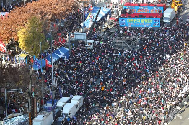 [서울=뉴시스]전신 기자 = 범국민투쟁본부 등 보수단체 회원들이 30일 서울 세종대로 일대에서 문재인 대통령 퇴진을 촉구하는 집회를 하고 있다. 2019.11.30.  photo1006@newsis.com