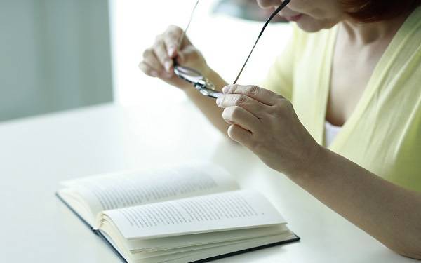 안경을 썼다 벗었다 하는 행위는 눈 건강에 영향을 미치지 않는다./사진=클립아트코리아