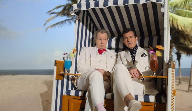 개리 올드만과 안토니오 반데라스는 카메라를 쳐다보며 이야기하는 방식으로 영화가 말하고자 하는 ‘돈세탁’의 개념을 관객에게 설명한다. [사진 IMDb]