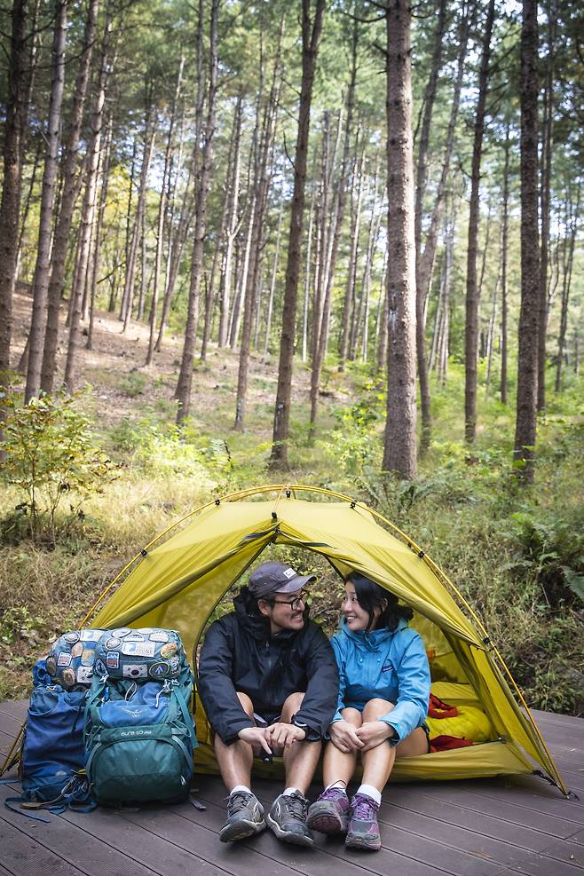 두 사람이 앉은 작은 텐트가 그들의 신혼집이다. 장진영 기자