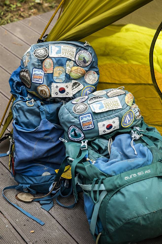 가방에 새겨진 패치는 트레일을 걸으며 훈장처럼 모은 것이다. 장진영 기자