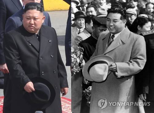 할아버지 김일성 '따라잡기' 보여준 김정은 (서울=연합뉴스) 김정은 북한 국무위원장이 러시아 블라디보스토크 방문에서 할아버지 김일성 주석과 비슷한 복장과 몸짓을 보여 눈길을 끌었다. 사진은 김일성 주석의 젊은 시절 코트를 입고 중절모를 벗은 모습(오른쪽)과 4월 26일 오후 블라디보스토크 역에서 열린 환송 행사에서 김 위원장이 코트 입고 중절모를 벗은 모습으로 유사한 몸짓과 복장을 확인할 수 있다. 이와 같은 복장과 몸짓은 김 위원장이 집권 초기부터 보여준 '할아버지 따라잡기'로 전략을 보여준 것으로 보인다. [연합뉴스 자료사진] photo@yna.co.kr