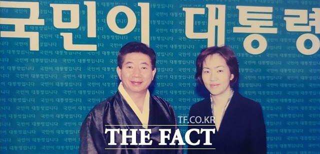 이 소장은 2002년 대선 당시 노무현 후보의 대선공약 TF 간사를 하며 정무적 감각을 익혔다. 이후 노무현 정부 청와대 국정상황실 행정관으로 근무하며 국정과제 등을 다루었다. 사진은 인수위 당시 노무현 대통령과 이 소장. /이은영 소장 제공