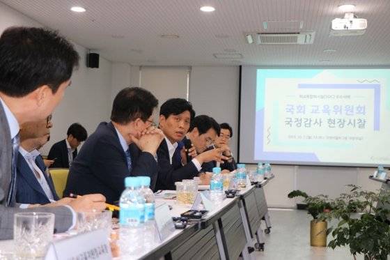 2019년 국회 교육위원회 국정감사에서 현장시찰에 나선 의원들이 질의를 하고 있다. [사진 조승래 의원실]