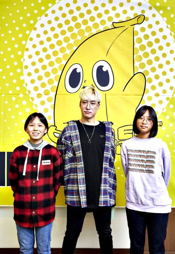 와나나 작가가 두 학생기자에게 재미있는 포즈를 제안했지만 거절당했다. 머쓱한 그의 표정, 단호한 은다민학생기자의 표정이 마치 웹툰에서 나온 것 같다.