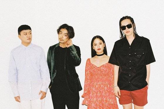 데뷔 2년 반 만에 첫 정규앨범 ‘비비드’를 발매한 아도이. [사진 엔젤하우스]