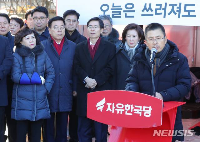 [서울=뉴시스]배훈식 기자 = 황교안 자유한국당 대표가 2일 오전 청와대 분수대 앞에서 열린 현장최고위원회의에 참석해 모두발언하고 있다. 2019.12.02. dahora83@newsis.com