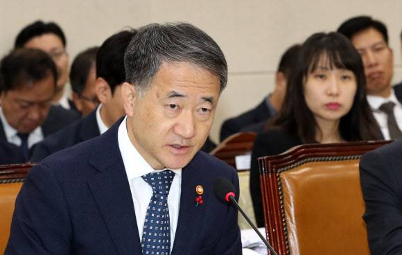 박능후 보건복지부 장관이 2일 서울 여의도 국회에서 열린 보건복지위원회 전체회의에서 성남 어린이집 성폭력 사건과 관련한 질의에 “발달 과정에서 나타나는 자연스러운 모습일 수 있는데, 과도하게 표출됐을 때 어떻게 처리할 것이냐 문제가 있다”고 말했다.연합뉴스 박능후 보건복지부 장관이 2일 서울 여의도 국회에서 열린 보건복지위원회 전체회의에서 성남 어린이집 성폭력 사건과 관련한 질의에 “발달 과정에서 나타나는 자연스러운 모습일 수 있는데, 과도하게 표출됐을 때 어떻게 처리할 것이냐 문제가 있다”고 말했다.연합뉴스