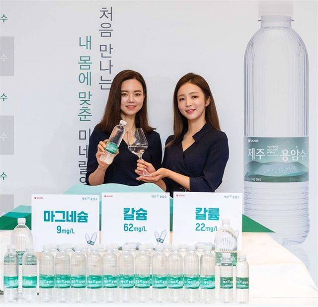 지난달 26일 서울 강남구 '마켓오 도곡점'에서 열린 '오리온 제주용암수' 출시 기자간담회에서 모델들이 제품을 소개하고 있다. 오리온 제공
