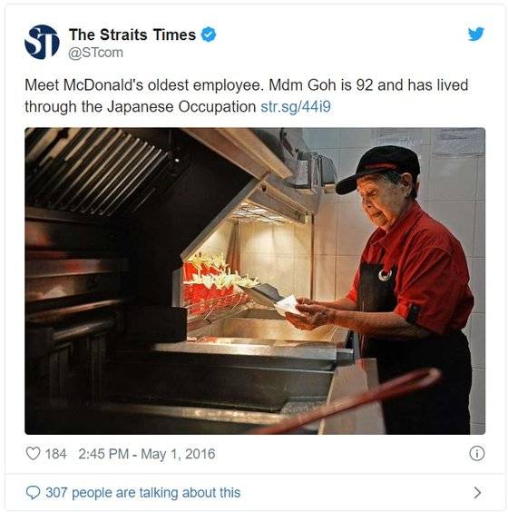 싱가포르 베독 인근 맥도날드 매장에서 최고령 직원으로 일하던 고궉응 할머니의 2016년 모습. [더스트레이츠타임스 트위터 캡처]