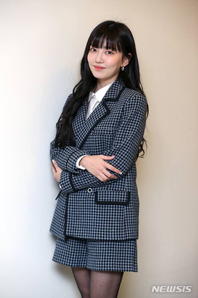 [서울=뉴시스]박진희 기자 = 배우 김지인이 3일 서울 뉴시스 본사에서 인터뷰를 마치고 사진촬영을 하고 있다. 김지인은 최근 종영한 MBC 수목미니시리즈 '어쩌다 발견한 하루'에서 SI그룹의 상속녀 '신새미' 역으로 출연했다. 2019.12.03.  pak7130@newsis.com