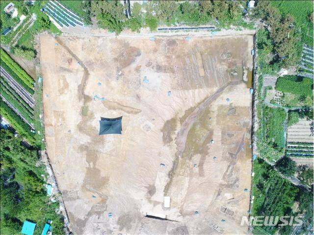 [대구=뉴시스]김정화 기자 = 대구 동구 안심창조밸리 공영주차장 조성부지에서 초기철기 시대, 삼국시대, 조선 시대의 분묘와 건물 등이 한곳에서 발견됐다. 사진은 북쪽 생활유적 전경. (사진 = 대구시 동구 제공) 2019.12.04. photo@newsis.com