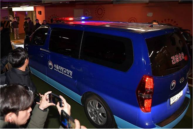 박근혜 전 대통령이 탄 호송차가 3일 서울성모병원에서 서울구치소로 이동하고 있다. 박종민기자