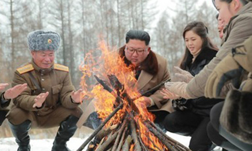 김정은 북한 국무위원장이 군 간부들과 함께 군마를 타고 백두산에 올랐다고 조선중앙통신이 4일 보도했다. 사진은 김 위원장이 간부들과 모닥불을 쬐고 있는 모습으로, 김 위원장 오른쪽에 부인 리설주 여사도 자리하고 있다. 연합뉴스