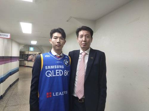 '농구인 2세' 김진영과 아버지 김유택 전 감독 [연합뉴스 자료사진]