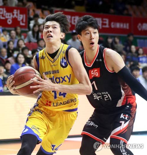 '내 앞길을 막지마' (부산=연합뉴스) 강덕철 기자 =3일 부산 사직체육관에서 열린 프로농구 부산KT 대 서울삼성 경기에서 서울삼성 김진영이 드리볼을 하고 있다.2019.12.3 kangdcc@yna.co.kr