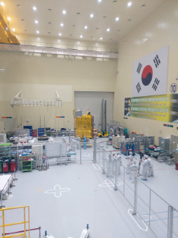 지난 4일 대전 어은동 한국항공우주연구원 위성시험동에서 방진복을 입은 연구원들이 천리안위성 2B호 이송 준비를 위한 막바지 작업을 하고 있다. 사진=이연호 기자.