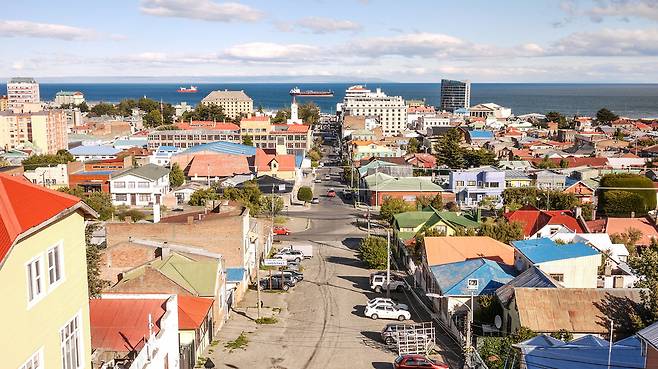 마젤란 해협을 마주하는 푼타아레나스. 사진 노동효 제공