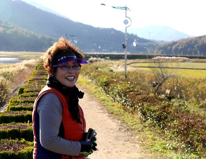 중도방죽 길에서 만난 벌교 주민 김선순(61)씨. 김선식 기자