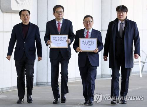 한국당 "조국·백원우·송철호·송병기·오거돈 등 고발" (서울=연합뉴스) 윤동진 기자 = 5일 오후 자유한국당 '친문(친문재인) 게이트 진상조사위원장을 맡은 곽상도 의원(왼쪽 두 번째)과 정태옥 의원( " 세 번째)이 울산시장 선거개입 의혹, 유재수 전 부산시 경제부시장 감찰 무마 의혹과 관련해 조국 전 법무부 장관 등을 검찰에 고발하는 고발장을 든 채 서울 서초구 대검찰청으로 들어서고 있다. mon@yna.co.kr