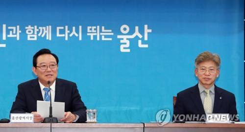 송철호 울산시장과 송병기 경제부시장 (서울=연합뉴스) 김기현 전 울산시장에 대한 청와대 '하명수사 의혹'과 관련, 첩보를 제공한 공직자가 송병기 울산시 경제부시장인 것으로 확인됐다. 사진은 지난 3월 7일 울산시청 상황실에서 열린 울산광역시 북방경제협력위원회 위원 위촉식에 참석한 송철호 시장(왼쪽)과 송병기 경제부시장. [연합뉴스 자료사진]