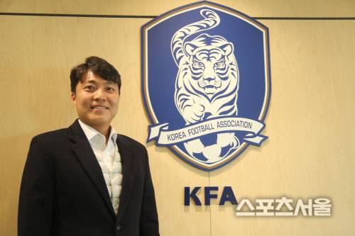 이동준 심판이 본지와 인터뷰를 마친 뒤 기념촬영을 하고 있다. 이용수기자