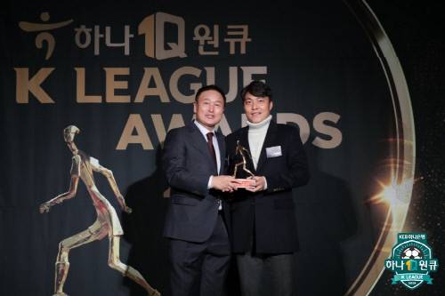이동준 심판이 3일 열린 하나원큐 K리그 2019 대상 시상식에서 최우수 주심상을 받고 기념촬영하고 있다. 제공 | 프로축구연맹