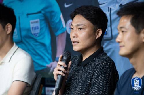 이동준 심판이 축구팬과의 토크 콘서트에서 마이크를 잡고 얘기하고 있다. 제공 | 대한축구협회