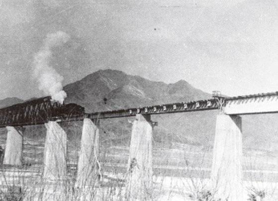(사진 8) 1952년 복구된 북한강 철교를 건너는 기념열차. [출처 한국철도공사]