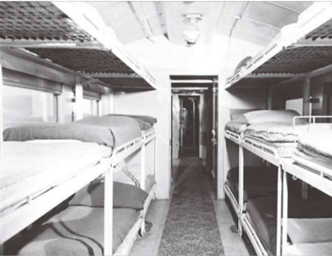 (사진 9) 1951년 UN 기자들의 열차 침대칸 내부. [출처 국사편찬위원회]