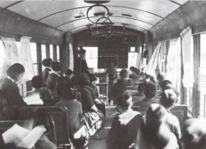 (사진 11) 버려진 전차를 개조한 교실. [출처 국가기록원]