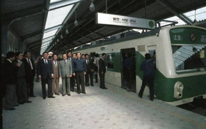 (사진 31) 1983년 서울지하철 2호선 개통. [출처 서울시청]