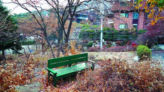 서울 구기동 청운양로원 늦가을 텃밭과 벤치 풍경. 일제강점기 그리스도인 오긍선 박사가 운영했던 이 양로원은 1980년대까지 예배가 이어졌다. 1960년 서울 청운동에서 이곳 구기동으로 이전했다.