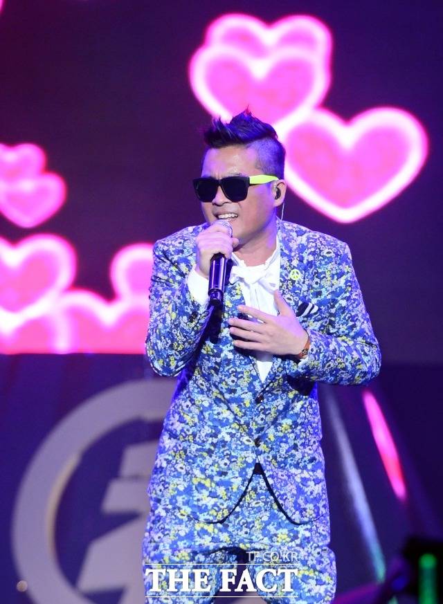 성폭행 의혹에 휩싸인 가수 김건모 측은 7일 인천에 이어 오는 24일 부산에서 열리는 콘서트를 예정대로 진행한다고 밝혔다. 2014년 6월 '청춘나이트 콘서트'에서 노래하는 김건모 /김슬기 기자