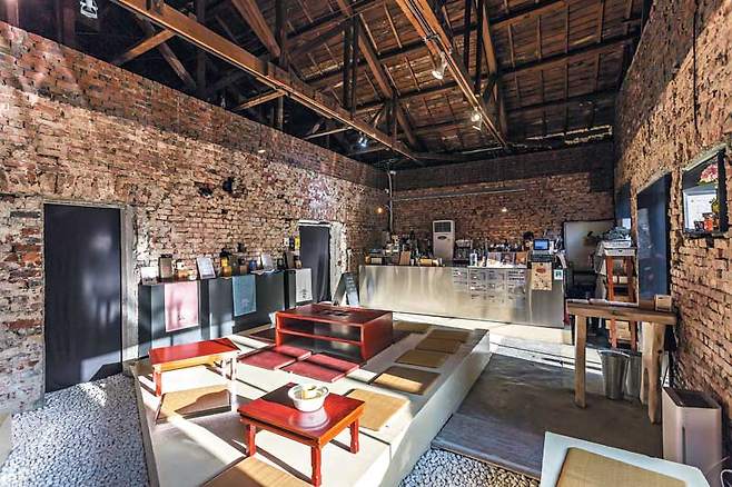 목욕탕 재생 공간의 대표 사례로 꼽히는 서울 아현동 '행화탕'. / 김종연 영상미디어 기자