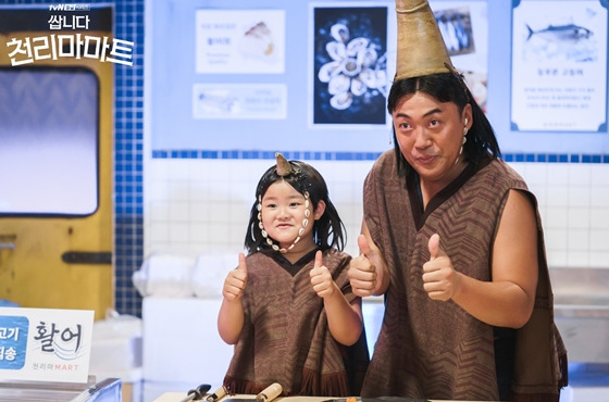 tvN 불금시리즈 '쌉니다 천리마마트'의 엄태윤, 최광제(사진 오른쪽)/사진=tvN