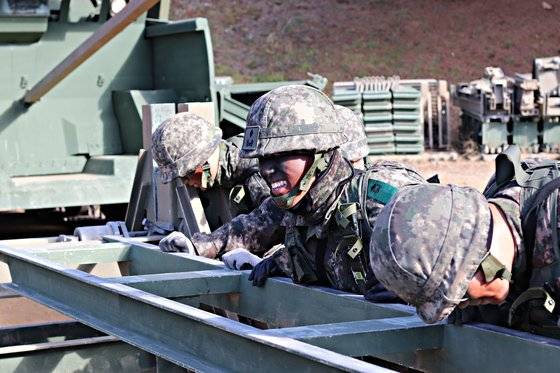 김동우 소위와 병사가 간편조립교를 부품을 힘차게 밀고 있다. 박용한