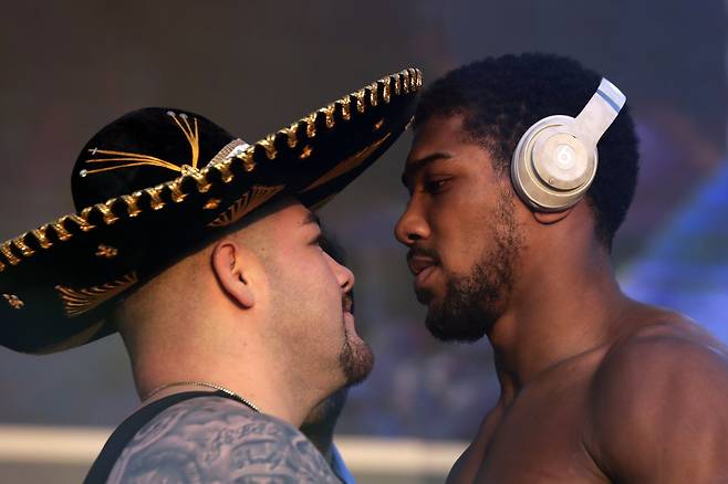 계체량에서 지난 6일 만난 루이즈(왼쪽)과 조슈아. [AP=연합뉴스]