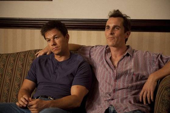 데이비드 O 러셀 감독의 영화 '파이터'에선 복싱 세계 챔피언에 도전한 형제의 실화를 연기했다. 크리스찬 베일은 백업 선수 출신의 전설적인 복서 미키 워드(마크 월버그)의 문제 많은 형 디키 에클런드를 연기했다. [사진 데이지엔터테인먼트]